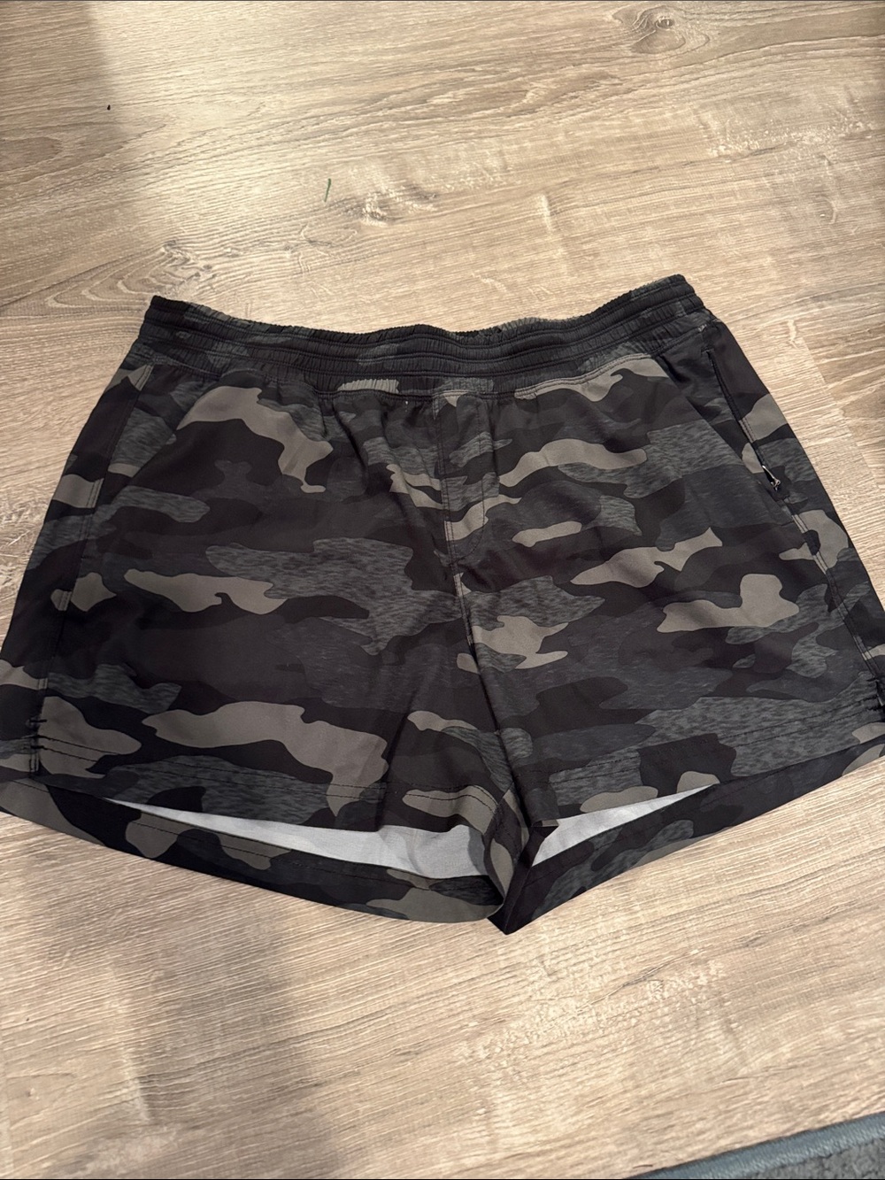 Old Navy Women's Black and Gray Camo Athletic Shorts